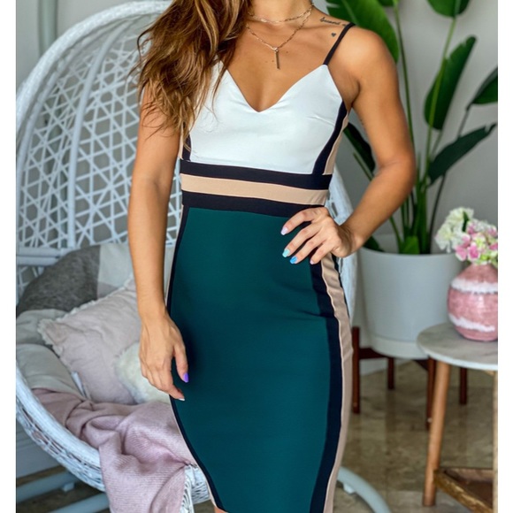 Semi-Formal dress with straps. - Picture 2 of 3